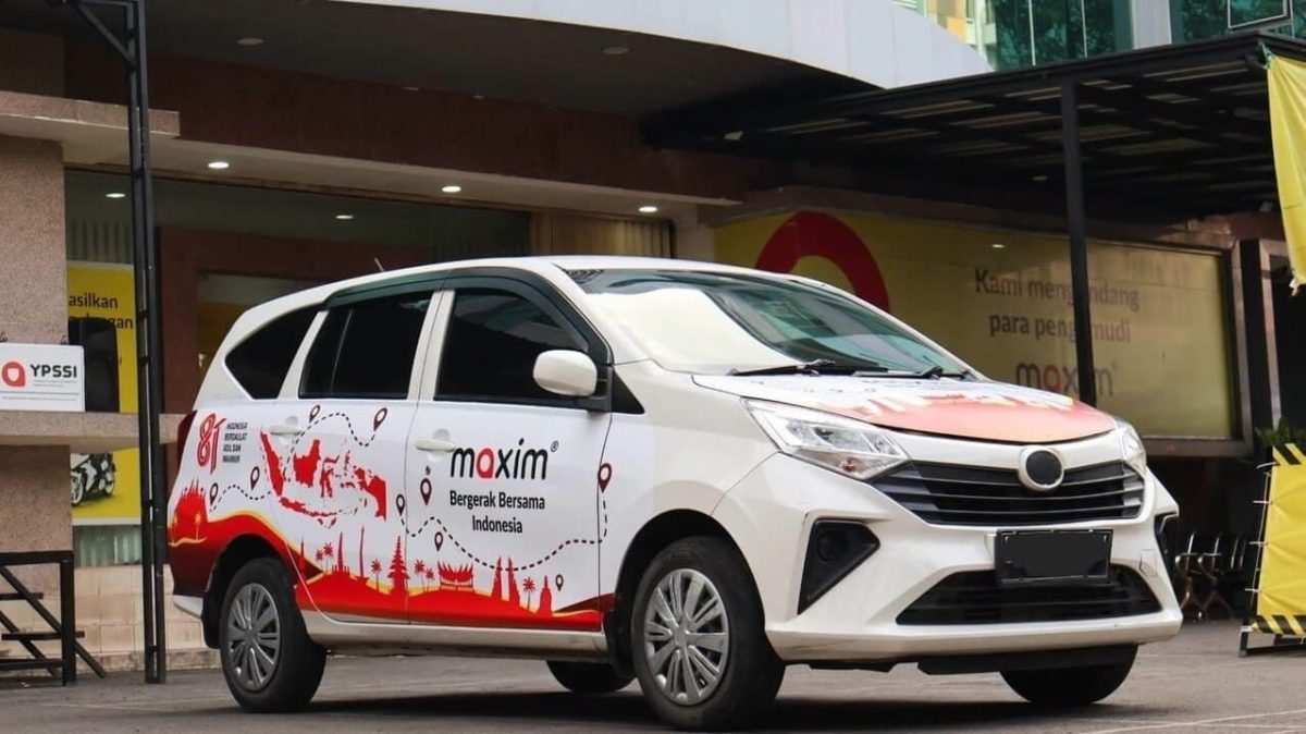 Penampakan mobil Maxim edisi khusus HUT RI ke-81 dengan desain peta Indonesia. Pada 17 Agustus 2026, pengguna yang mendapat mobil ini akan digratiskan perjalanannya. FOTO: DOK. Rilis Maxim Indonesia