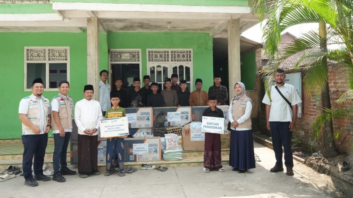Manager PLN UP3 Pringsewu Eka Nurwati bersama Ketua YBM PLN UP3 Pringsewu Eigi Ardiyanto menyerahkan bantuan pendidikan dan sembako kepada 13 santri Ponpes Miftahussalam di Pekon Candi Retno, Pagelaran, Pringsewu. FOTO: Istimewa