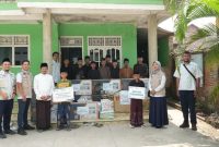 Manager PLN UP3 Pringsewu Eka Nurwati bersama Ketua YBM PLN UP3 Pringsewu Eigi Ardiyanto menyerahkan bantuan pendidikan dan sembako kepada 13 santri Ponpes Miftahussalam di Pekon Candi Retno, Pagelaran, Pringsewu. FOTO: Istimewa