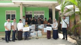 Manager PLN UP3 Pringsewu Eka Nurwati bersama Ketua YBM PLN UP3 Pringsewu Eigi Ardiyanto menyerahkan bantuan pendidikan dan sembako kepada 13 santri Ponpes Miftahussalam di Pekon Candi Retno, Pagelaran, Pringsewu. FOTO: Istimewa