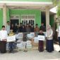 Manager PLN UP3 Pringsewu Eka Nurwati bersama Ketua YBM PLN UP3 Pringsewu Eigi Ardiyanto menyerahkan bantuan pendidikan dan sembako kepada 13 santri Ponpes Miftahussalam di Pekon Candi Retno, Pagelaran, Pringsewu. FOTO: Istimewa