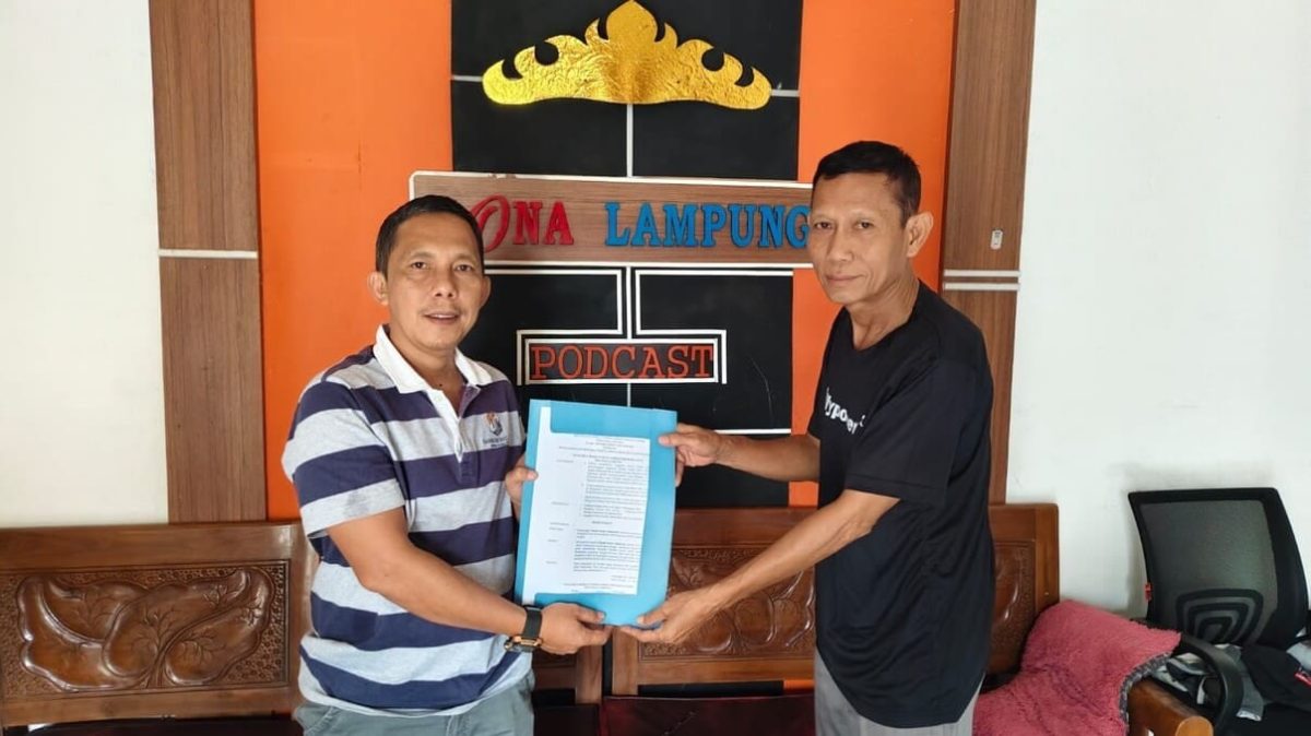 Wakil Ketua I SMSI Lampung Ahmad Syarif menyerahkan SK nomor 053/SMSI-PROV.LPG/VIII/2026 tentang penunjukan Indra Alamsyah sebagai Plt Ketua SMSI Lampung Tengah di Bandar Jaya, Lampung Tengah, Kamis (14/8/2026). FOTO: PROYEKSI.ID