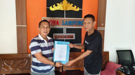 Wakil Ketua I SMSI Lampung Ahmad Syarif menyerahkan SK nomor 053/SMSI-PROV.LPG/VIII/2026 tentang penunjukan Indra Alamsyah sebagai Plt Ketua SMSI Lampung Tengah di Bandar Jaya, Lampung Tengah, Kamis (14/8/2026). FOTO: PROYEKSI.ID

