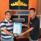 Wakil Ketua I SMSI Lampung Ahmad Syarif menyerahkan SK nomor 053/SMSI-PROV.LPG/VIII/2026 tentang penunjukan Indra Alamsyah sebagai Plt Ketua SMSI Lampung Tengah di Bandar Jaya, Lampung Tengah, Kamis (14/8/2026). FOTO: PROYEKSI.ID

