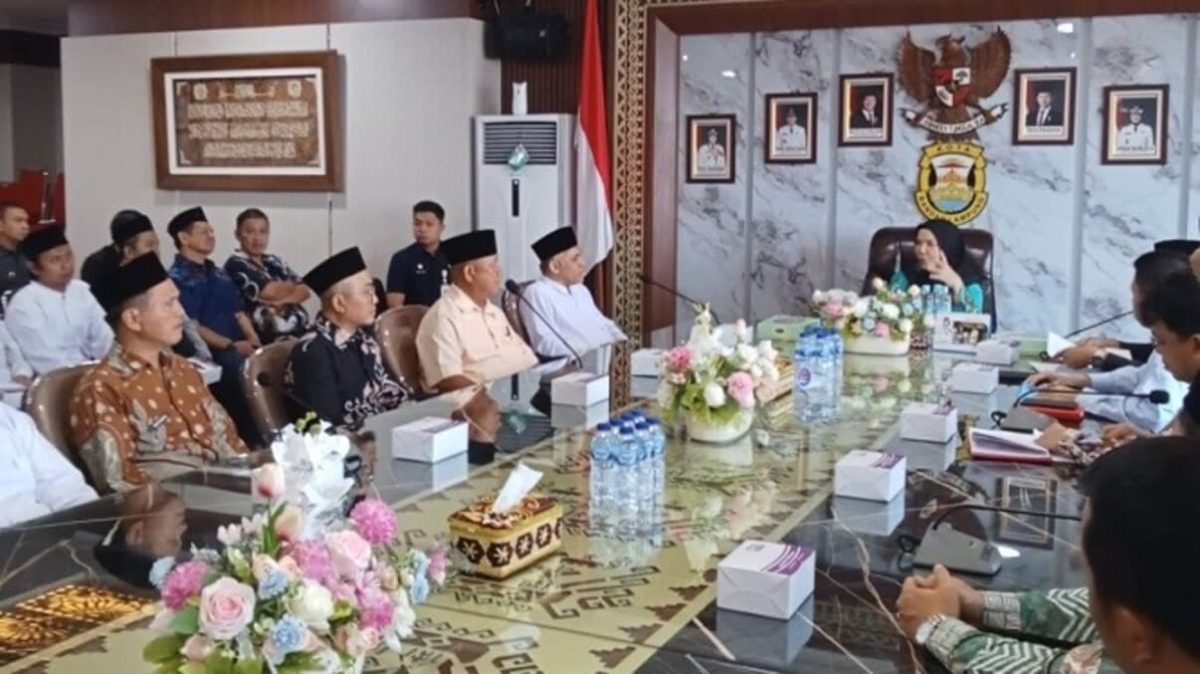 Wali Kota Bandar Lampung Eva Dwiana saat bertemu pengurus masjid dan pondok pesantren penerima bantuan pembangunan dari Pemkot Bandar Lampung, Jumat (14/8/2026). FOTO: Istimewa