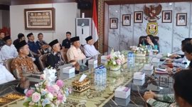 Wali Kota Bandar Lampung Eva Dwiana saat bertemu pengurus masjid dan pondok pesantren penerima bantuan pembangunan dari Pemkot Bandar Lampung, Jumat (14/8/2026). FOTO:  Istimewa