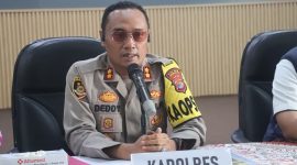 Kapolres Lampung Selatan AKBP Deddy Kurniawan saat memberikan keterangan pers terkait penangkapan dua pelaku curanmor di Kalianda, Jumat (14/8/2026). FOTO: PROYEKSI.ID