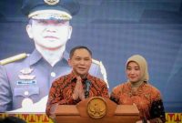 Kajati Lampung Taufan Zakaria bersama istri menyampaikan sambutan pada acara Pisah Sambut Kepala Kejaksaan Tinggi Lampung di Mahan Agung, Bandar Lampung, Jumat malam (14/8/2026). FOTO: PROYEKSI.ID