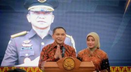 Kajati Lampung Taufan Zakaria bersama istri menyampaikan sambutan pada acara Pisah Sambut Kepala Kejaksaan Tinggi Lampung di Mahan Agung, Bandar Lampung, Jumat malam (14/8/2026). FOTO: PROYEKSI.ID