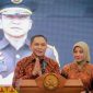 Kajati Lampung Taufan Zakaria bersama istri menyampaikan sambutan pada acara Pisah Sambut Kepala Kejaksaan Tinggi Lampung di Mahan Agung, Bandar Lampung, Jumat malam (14/8/2026). FOTO: PROYEKSI.ID