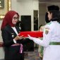 Wakil Gubernur Lampung Jihan Nurlela menyerahkan duplikat bendera pusaka kepada pemimpin Paskibraka Provinsi Lampung 2026 pada acara pengukuhan di Balai Keratun Lt. III Kantor Gubernur, Sabtu (15/8/2026). FOTO: PROYEKSI.ID