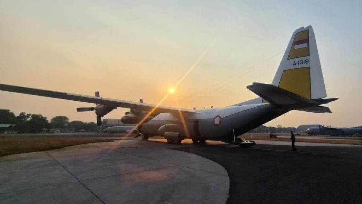 Pesawat C-130 Hercules TNI AU A-1318 disiapkan untuk mendistribusikan bantuan kepada masyarakat terdampak gempa bumi di Flores, Nusa Tenggara Timur, Sabtu (15/8/2026). FOTO: BPMI SETPRES