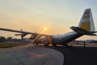 Pesawat C-130 Hercules TNI AU A-1318 disiapkan untuk mendistribusikan bantuan kepada masyarakat terdampak gempa bumi di Flores, Nusa Tenggara Timur, Sabtu (15/8/2026). FOTO: BPMI SETPRES