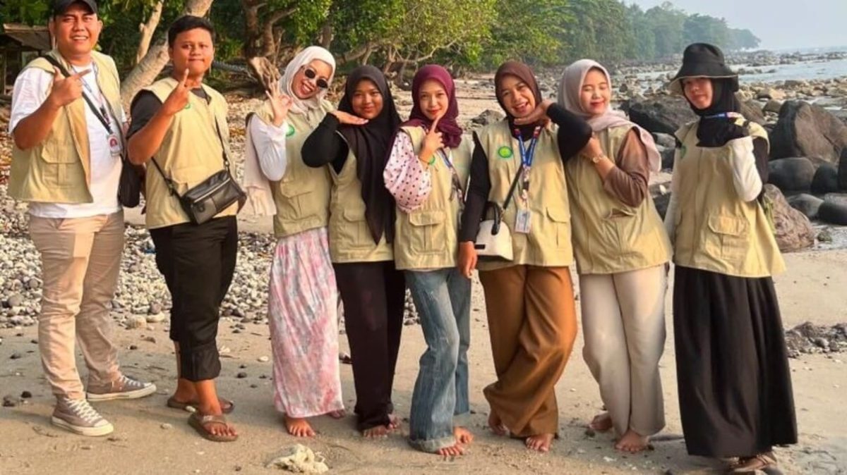 Mahasiswa KKN UML Kelompok Tanjung Gading berfoto bersama di Pantai Tanjung Gading, Desa Tanjung Gading, Kecamatan Rajabasa, Lampung Selatan. FOTO: DOK. KKN UML