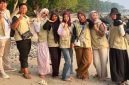 Mahasiswa KKN UML Kelompok Tanjung Gading berfoto bersama di Pantai Tanjung Gading, Desa Tanjung Gading, Kecamatan Rajabasa, Lampung Selatan. FOTO: DOK. KKN UML
