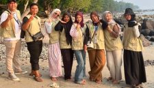 Mahasiswa KKN UML Kelompok Tanjung Gading berfoto bersama di Pantai Tanjung Gading, Desa Tanjung Gading, Kecamatan Rajabasa, Lampung Selatan. FOTO: DOK. KKN UML