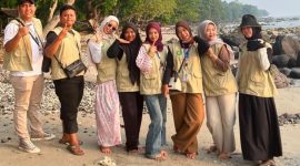 Mahasiswa KKN UML Kelompok Tanjung Gading berfoto bersama di Pantai Tanjung Gading, Desa Tanjung Gading, Kecamatan Rajabasa, Lampung Selatan. FOTO: DOK. KKN UML