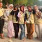 Mahasiswa KKN UML Kelompok Tanjung Gading berfoto bersama di Pantai Tanjung Gading, Desa Tanjung Gading, Kecamatan Rajabasa, Lampung Selatan. FOTO: DOK. KKN UML