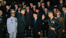Sekda Provinsi Lampung Marindo Kurniawan bersalaman dengan Pangdam XXI/Radin Inten Mayjen TNI Kristomei Sianturi usai mengikuti Apel Kehormatan dan Renungan Suci HUT RI ke-81 di TMP Tanjung Karang, Senin (17/8/2026) dini hari. FOTO: DOK. PEMPROV LAMPUNG