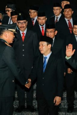 Khidmat! Sekda Lampung Marindo Kurniawan Ikuti Apel Renungan Suci di TMP Tanjung Karang