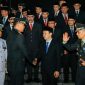 Sekda Provinsi Lampung Marindo Kurniawan bersalaman dengan Pangdam XXI/Radin Inten Mayjen TNI Kristomei Sianturi usai mengikuti Apel Kehormatan dan Renungan Suci HUT RI ke-81 di TMP Tanjung Karang, Senin (17/8/2026) dini hari. FOTO: DOK. PEMPROV LAMPUNG