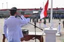 Bupati Lampung Selatan Radityo Egi Pratama memberi hormat saat pengibaran Bendera Merah Putih pada upacara HUT ke-81 Kemerdekaan RI di Menara Siger, Bakauheni, Senin (17/8/2026). FOTO: Istimewa