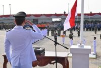 Bupati Lampung Selatan Radityo Egi Pratama memberi hormat saat pengibaran Bendera Merah Putih pada upacara HUT ke-81 Kemerdekaan RI di Menara Siger, Bakauheni, Senin (17/8/2026). FOTO: Istimewa