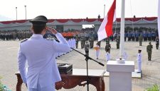 Bupati Lampung Selatan Radityo Egi Pratama memberi hormat saat pengibaran Bendera Merah Putih pada upacara HUT ke-81 Kemerdekaan RI di Menara Siger, Bakauheni, Senin (17/8/2026). FOTO: Istimewa