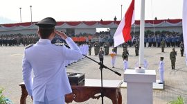 Bupati Lampung Selatan Radityo Egi Pratama memberi hormat saat pengibaran Bendera Merah Putih pada upacara HUT ke-81 Kemerdekaan RI di Menara Siger, Bakauheni, Senin (17/8/2026). FOTO: Istimewa