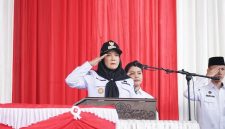 Walikota Bandar Lampung Eva Dwiana memberi hormat saat memimpin upacara HUT ke-81 Kemerdekaan RI di halaman Kantor Pemkot Bandar Lampung, Senin (17/8/2026). FOTO: PROYEKSI.ID