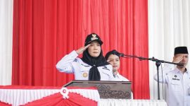 Walikota Bandar Lampung Eva Dwiana memberi hormat saat memimpin upacara HUT ke-81 Kemerdekaan RI di halaman Kantor Pemkot Bandar Lampung, Senin (17/8/2026). FOTO: PROYEKSI.ID