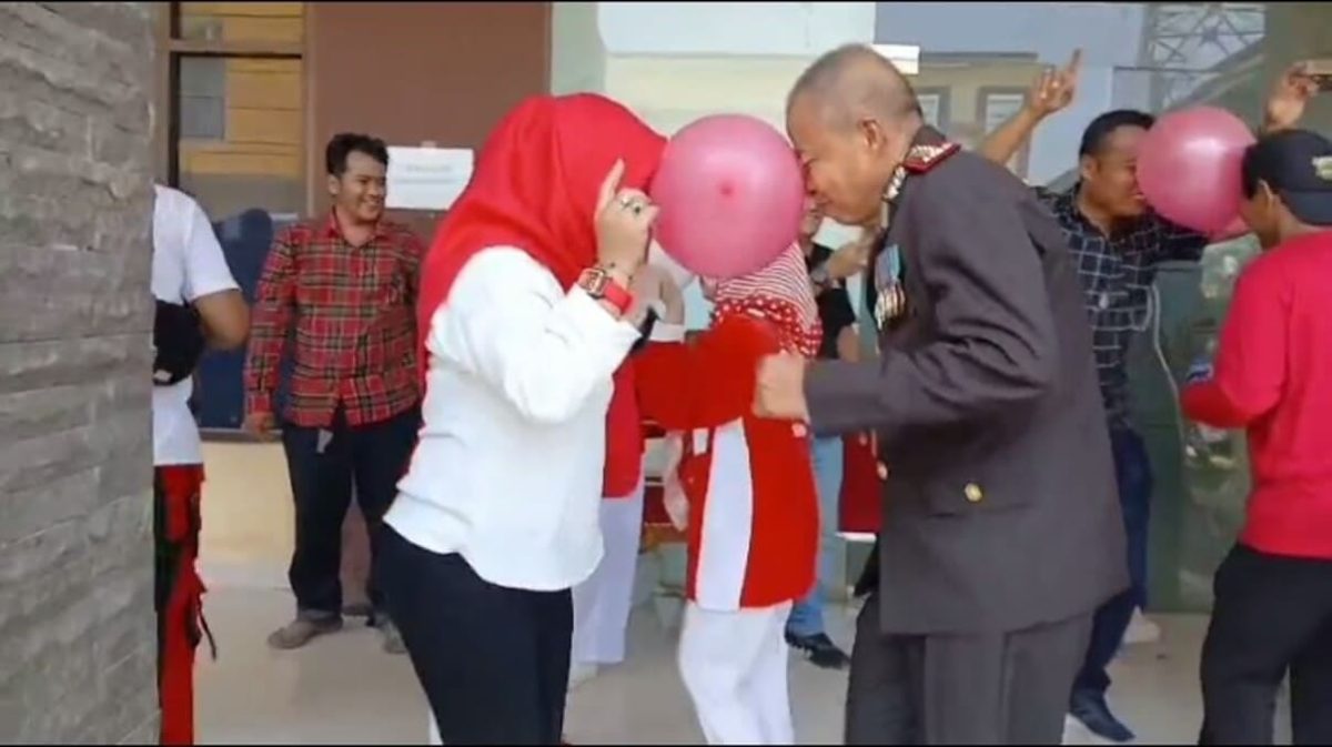 Moment Kombes Fenza berpasangan dengan wartawan saat mengikuti lomba joget balon dalam perayaan HUT RI ke-81 di Graha Jurnalis Polda Lampung, Senin (17/8/2026). Aksi lincah pejabat ini mengundang gelak tawa peserta. FOTO: JURNALIS POLDA LAMPUNG