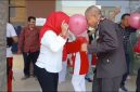 Moment Kombes Fenza berpasangan dengan wartawan saat mengikuti lomba joget balon dalam perayaan HUT RI ke-81 di Graha Jurnalis Polda Lampung, Senin (17/8/2026). Aksi lincah pejabat ini mengundang gelak tawa peserta. FOTO: JURNALIS POLDA LAMPUNG
