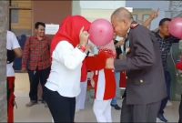 Moment Kombes Fenza berpasangan dengan wartawan saat mengikuti lomba joget balon dalam perayaan HUT RI ke-81 di Graha Jurnalis Polda Lampung, Senin (17/8/2026). Aksi lincah pejabat ini mengundang gelak tawa peserta. FOTO: JURNALIS POLDA LAMPUNG