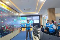 General Manager PLN UID Lampung Noer Soeratmoko memantau sistem kelistrikan secara real time dari UP2D Lampung untuk mengamankan pasokan listrik HUT RI ke-81, Senin (17/8/2026). FOTO: DOK. PLN UID LAMPUNG

