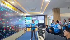 General Manager PLN UID Lampung Noer Soeratmoko memantau sistem kelistrikan secara real time dari UP2D Lampung untuk mengamankan pasokan listrik HUT RI ke-81, Senin (17/8/2026). FOTO: DOK. PLN UID LAMPUNG