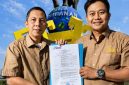 Wakil Ketua I SMSI Lampung Ahmad Syarif menyerahkan SK penunjukan Doni Alfarobbi sebagai Plt Ketua SMSI Kabupaten Pringsewu di depan Tugu Gajah Pringsewu. FOTO: DOK. SMSI LAMPUNG
