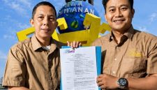 Wakil Ketua I SMSI Lampung Ahmad Syarif menyerahkan SK penunjukan Doni Alfarobbi sebagai Plt Ketua SMSI Kabupaten Pringsewu di depan Tugu Gajah Pringsewu. FOTO: DOK. SMSI LAMPUNG