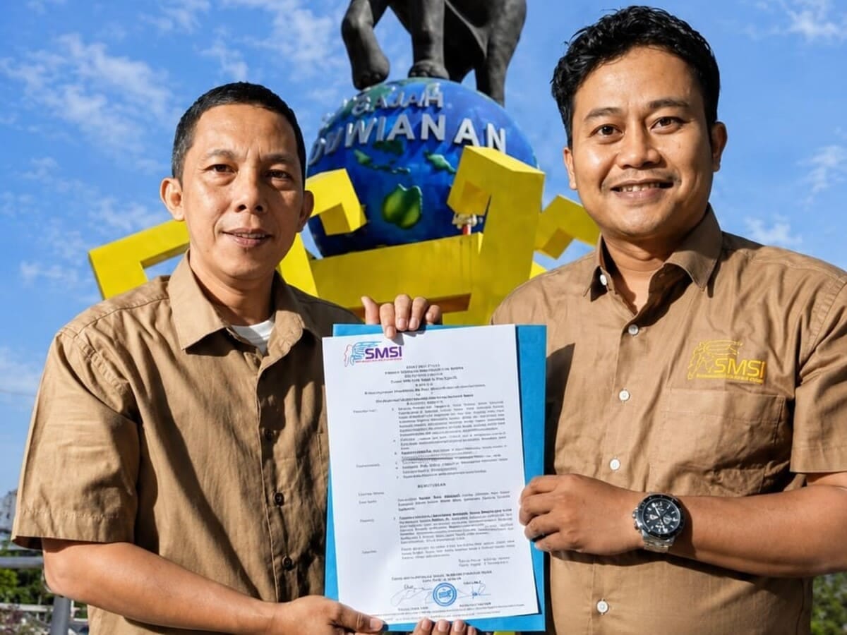 Wakil Ketua I SMSI Lampung Ahmad Syarif menyerahkan SK penunjukan Doni Alfarobbi sebagai Plt Ketua SMSI Kabupaten Pringsewu di depan Tugu Gajah Pringsewu. FOTO: DOK. SMSI LAMPUNG