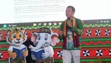 Sopyan Ali, S.Pd, Kepala SD Negeri 2 Sawah Lama saat mempresentasikan inovasi platform RIANG di Fest Kreasi GTK 2026, GOR Ajisaka Lampung Barat. FOTO: ISTIMEWA